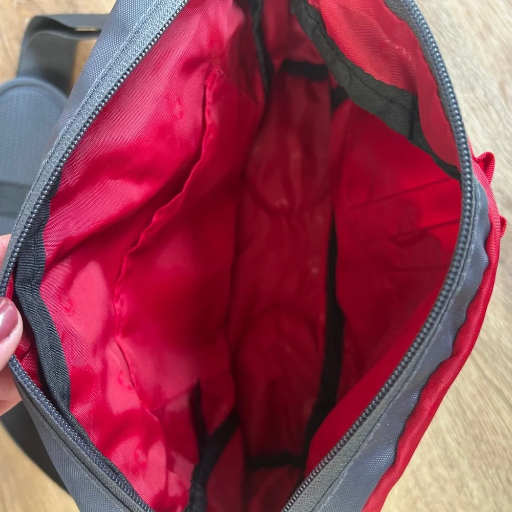 NWOT SwissGear Crossbody Messenger Bag Gray Black Red Travel Sling Shoulder Bag